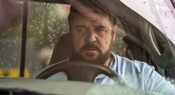 Russell Crowe dalam film Unhinged sedang memata-matai seseorang dari balik mobil